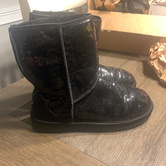 Women’s UGG Classic Short Cosmos Sequin - Size 9 - Picture 3 of 7